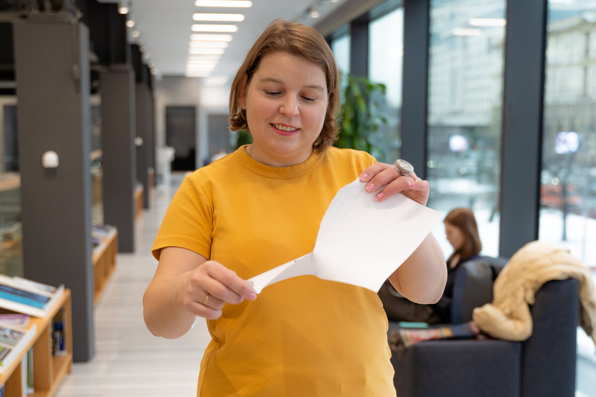 Всем привет! Меня зовут Елена Сокол и я логопед- практик. Я помогаю обычным мамам заниматься со своими детьми самостоятельно. Адепт семейного образования