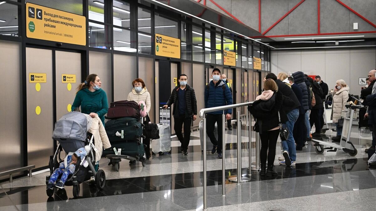    Пассажиры в зале прилета Международного аэропорта Шереметьево имени А.С. Пушкина© РИА Новости / Павел Бедняков