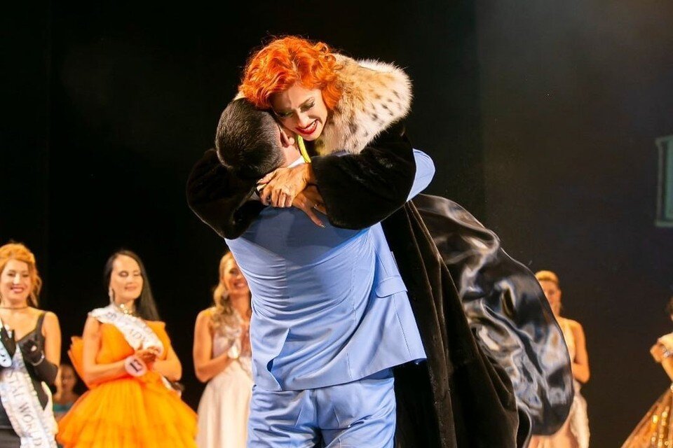     Мужчина вручил подарок любимой жене на сцене. Фото: vk.com/matvei_mihalych