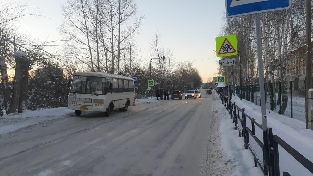 Ребенок скатился под колеса автобуса на остановке в Полевском | Новости  Тагила TagilCity.ru | Дзен