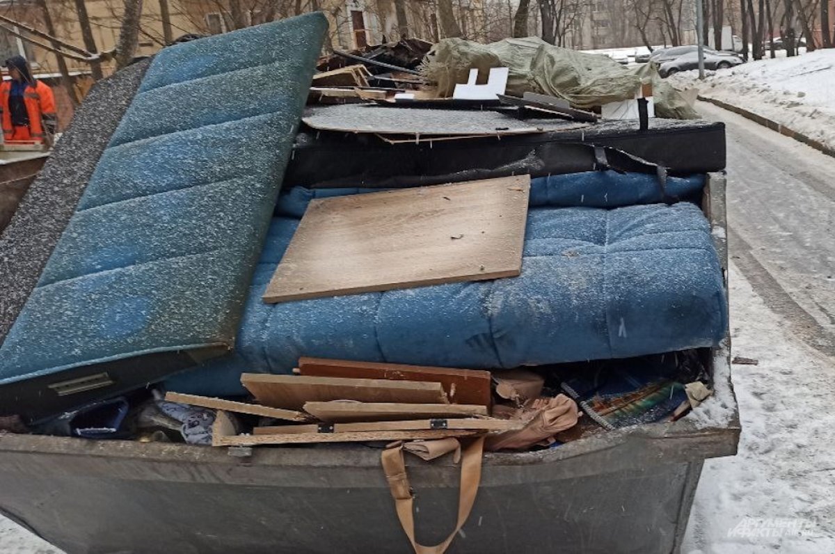    Сгоревшая мебель - все, что осталось от единственного жилища Валерии Первых.