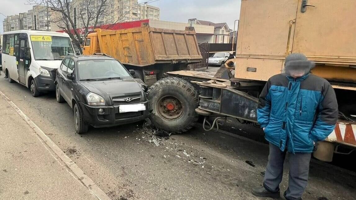     В краевой столице столкнулись три автомобиля, из-за чего на улице Чапаева образовался затор, об этом сообщают очевидцы в социальных сетях.