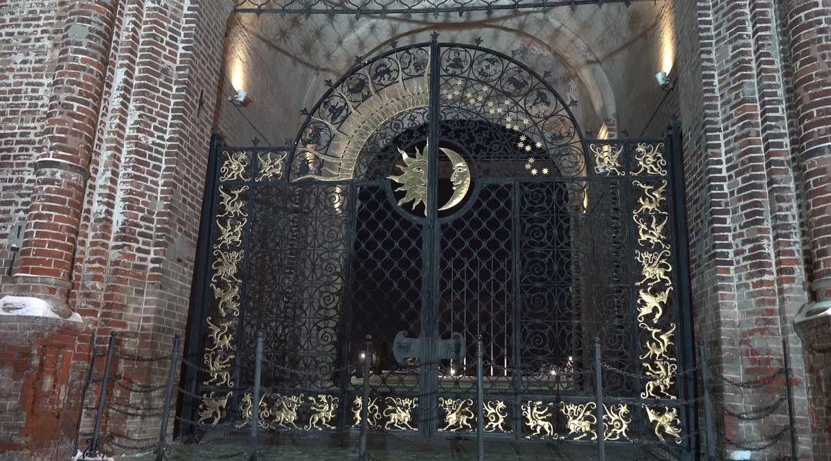 Красивые кованые ворота, получившие название ворот Солнца и Луны. Они украшены позолоченными изображениями мифических животных. Конечно, это нарушает мусульманские правила, но зато соответствует древней тюркской традиции, связанной со знаменитым звериным стилем, характерным для древних кочевников Евразии. Башня Сююмбике и ворота Солнца и Луны.