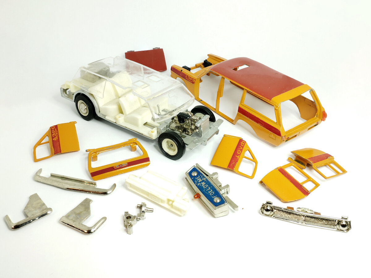 Рис. 1. Модель автомобиля ГАЗ-24-02 "Волга" Аэрофлот - Эскорт до восстановления в разобранном виде 