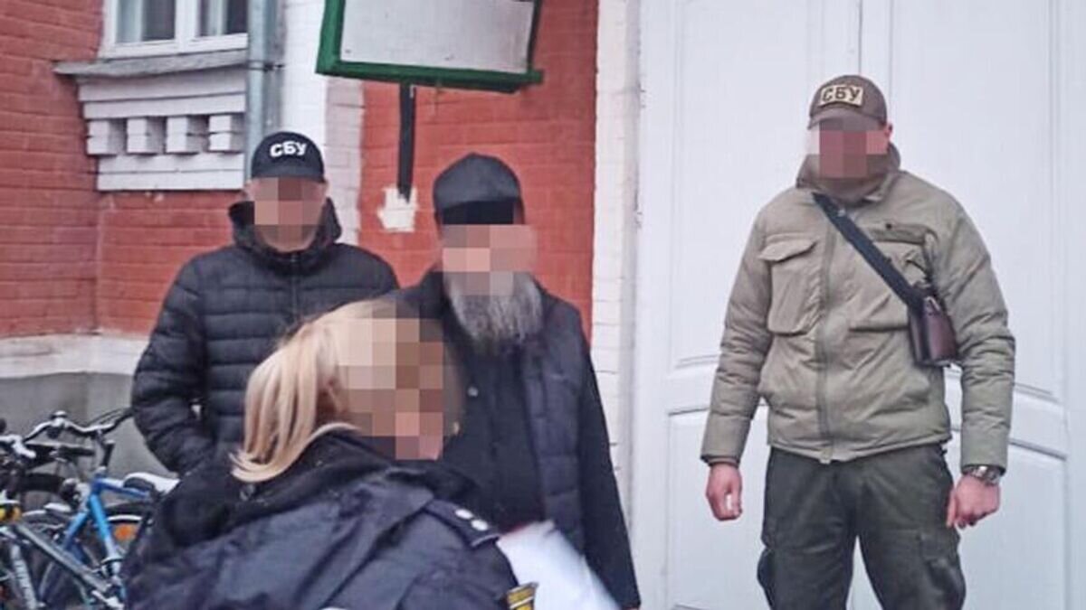    Сотрудники СБУ в Почаевской духовной семинарии© Фото : СБУ