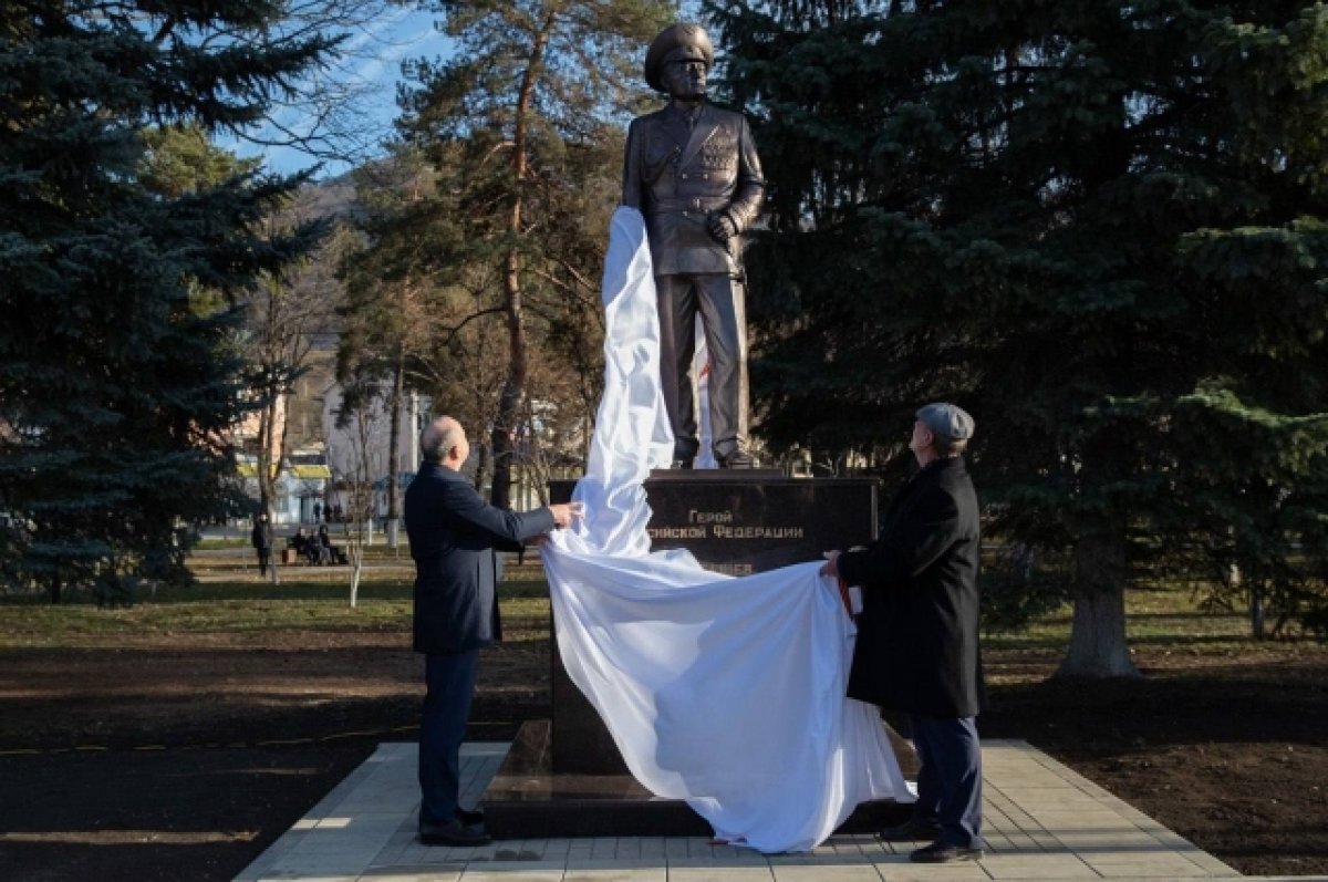    В Карачаевске открыли памятник лётчику-асу Канамату Боташеву