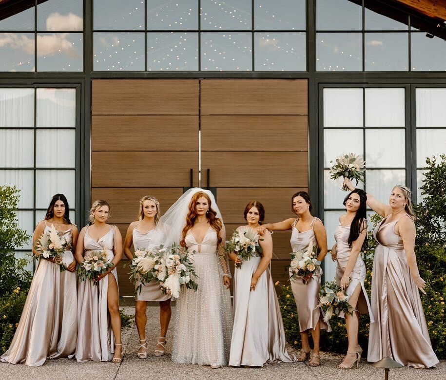    Подружки невесты на свадьбеСоцсети