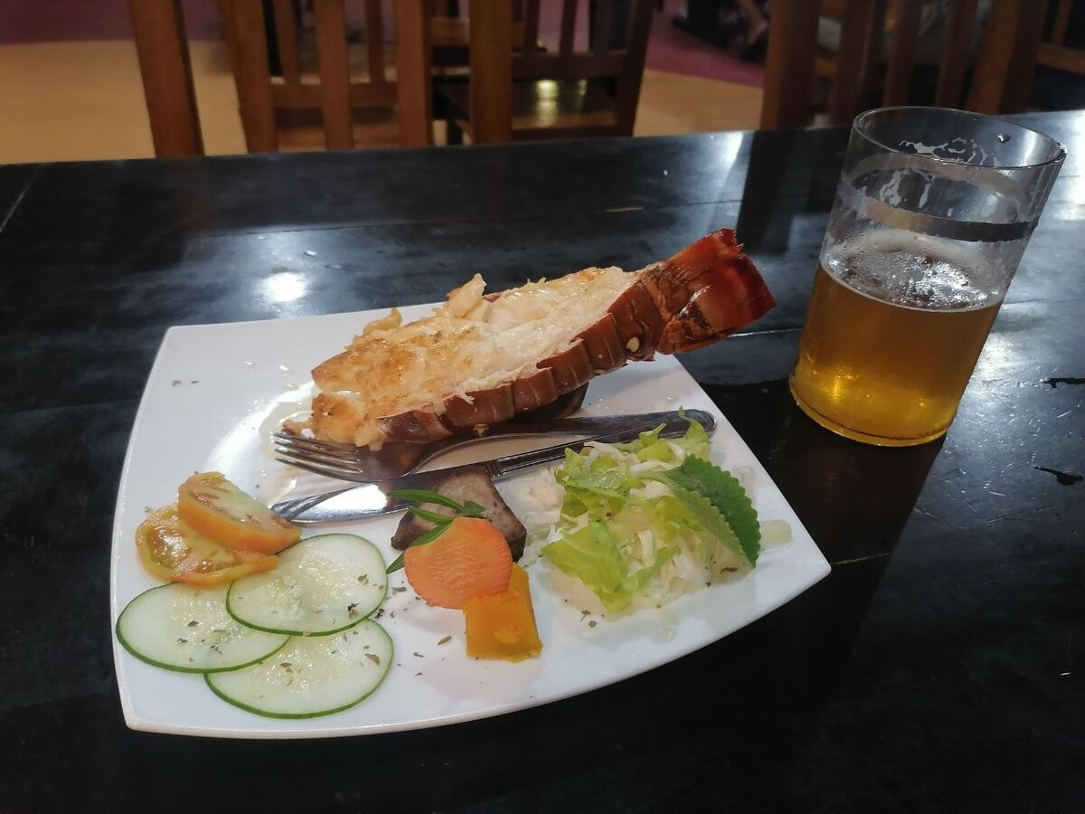 вот эта порция лобстера стоит 400 рублей