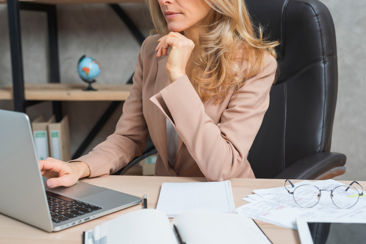 Изображение от <a href="https://ru.freepik.com/free-photo/young-businesswoman-using-laptop-with-diary-and-documents-at-workplace_3699888.htm#page=2&position=15&from_view=collections">Freepik</a>