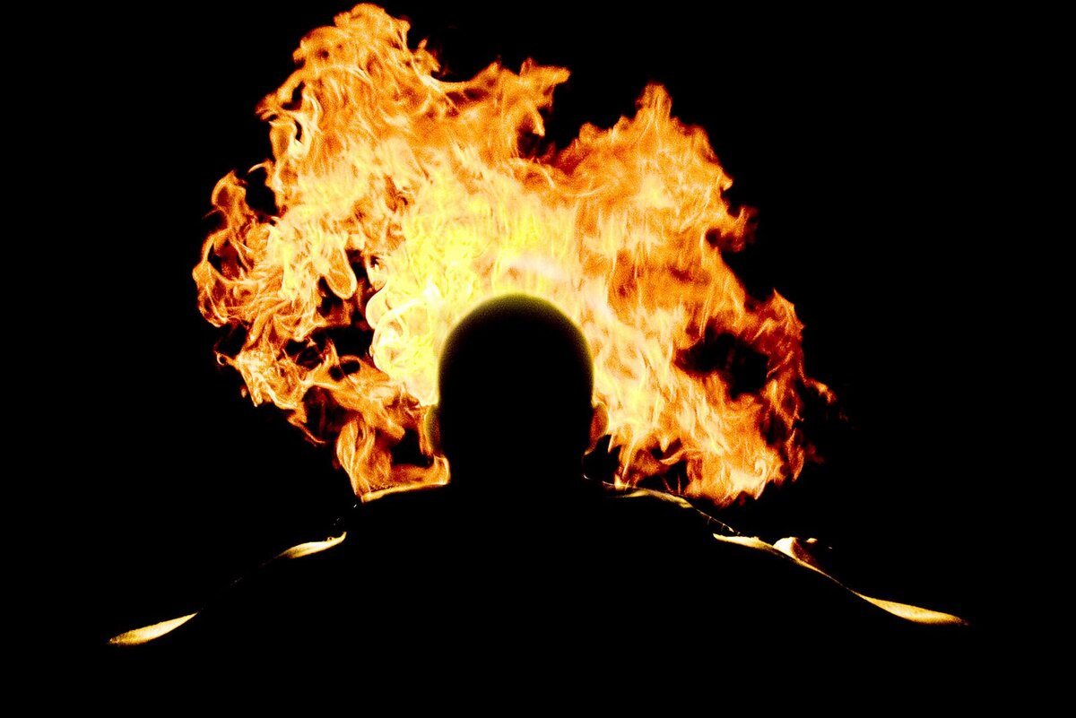 Пиромания арты. Пероман. Пироман человек. Пероман. Пиромания картинки.