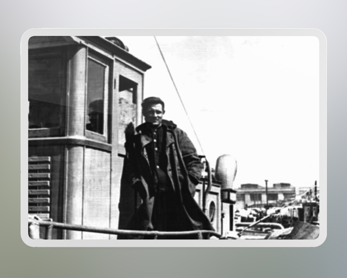 М.П. Девятаев на баркасе «Огонёк»/ Фото взято из свободных источников