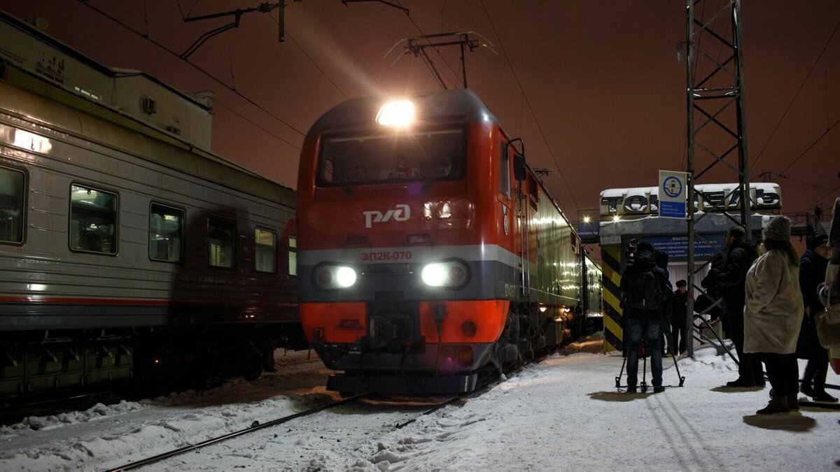     Поезда Ижевск – Москва, Москва – Ижевск и Нижний Новгород – Ижевск оказались в числе девяти пассажирских поездов, которые накануне были задержаны на несколько часов на участке железной дороги Арзамас – Канаш. В Горьковской железной дороге сообщили, что задержка произошла «по техническим причинам».