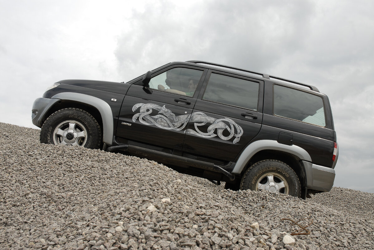 Внешне - вполне себе автомобиль. И на бездорожье неплох.
