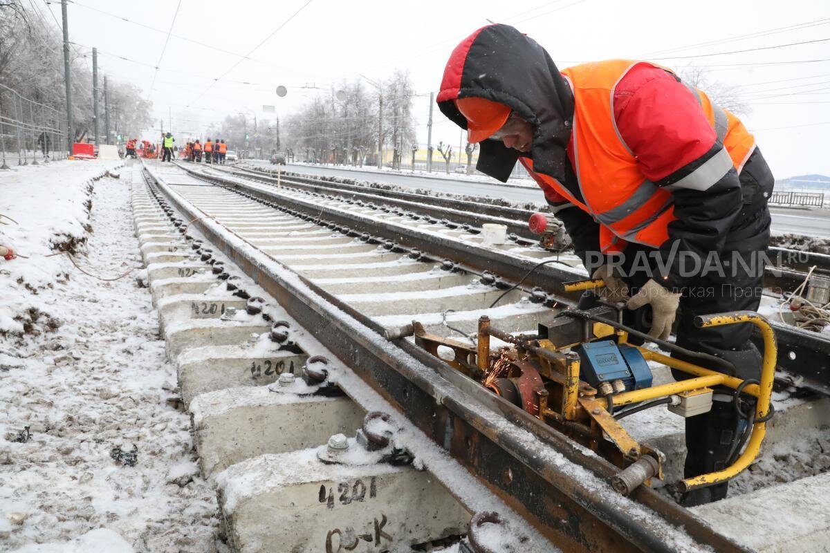    Рабочие уже убрали старое основание путей Арина Полтанова