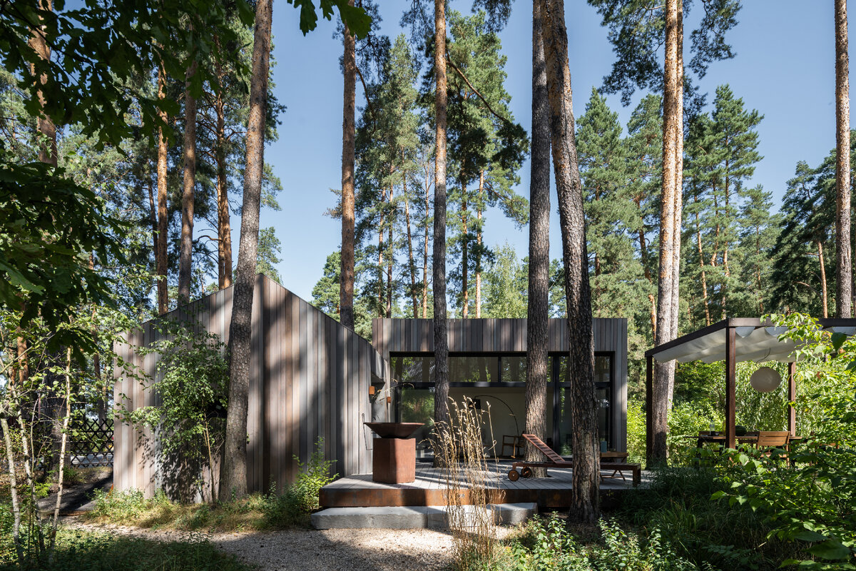 Вид павильона со стороны леса.