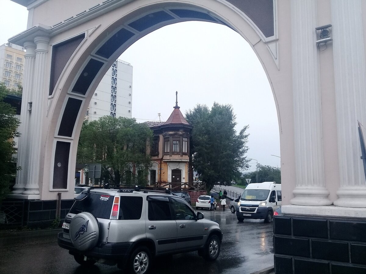 Современный Улан-Удэ под арками (фото автора - 2022)