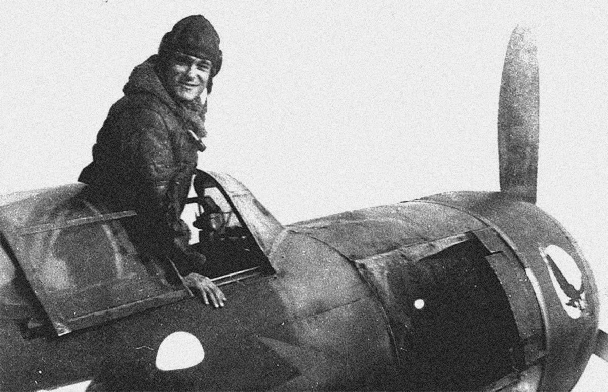 Герой Советского Союза гвардии майор Султан Амет-Хан в кабине истребителя Ла-7 / waralbum.ru
