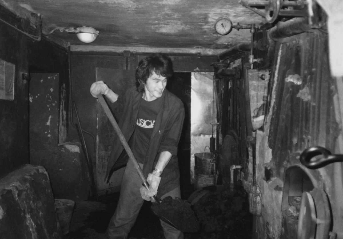 Виктор Цой за работой в котельной "Камчатка".