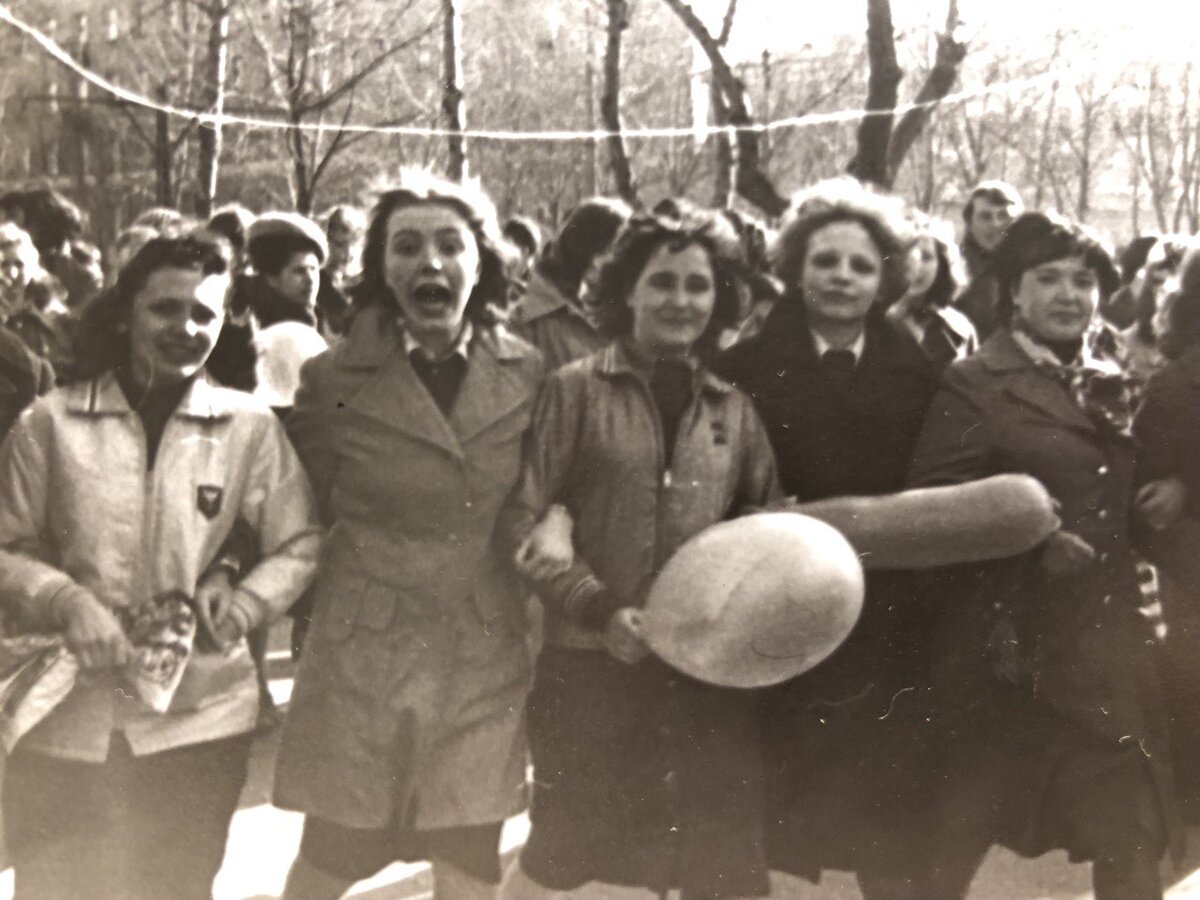 Фото автора. 1980 год. Первомайская демонстрация. - Кому лучше всех? - Это мне. Ору от счастья. Отличное было время: мы дружные, веселые, энергичные.