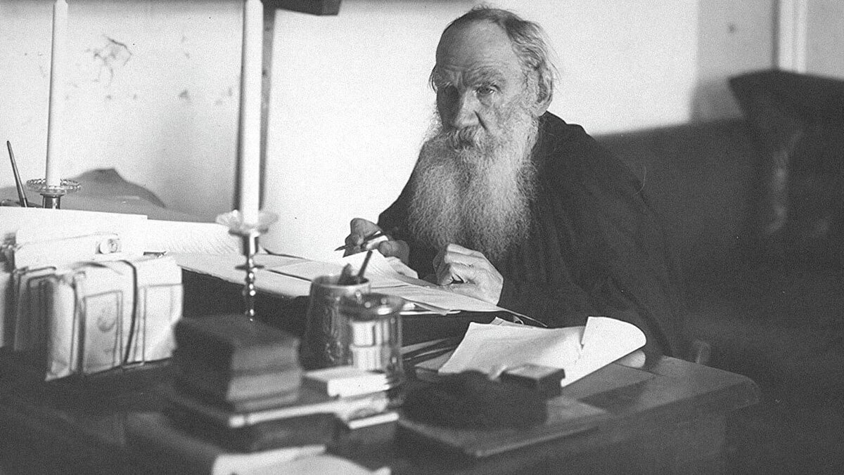 ПИСАТЕЛЬ ЛЕВ ТОЛСТОЙ. ЯСНАЯ ПОЛЯНА, ТУЛЬСКАЯ ОБЛАСТЬ, 1909 ГОД. ФОТОГРАФИЯ: ВЛАДИМИР ЧЕРТКОВ / ГОСУДАРСТВЕННЫЙ МУЗЕЙ Л.Н. ТОЛСТОГО, МОСКВА