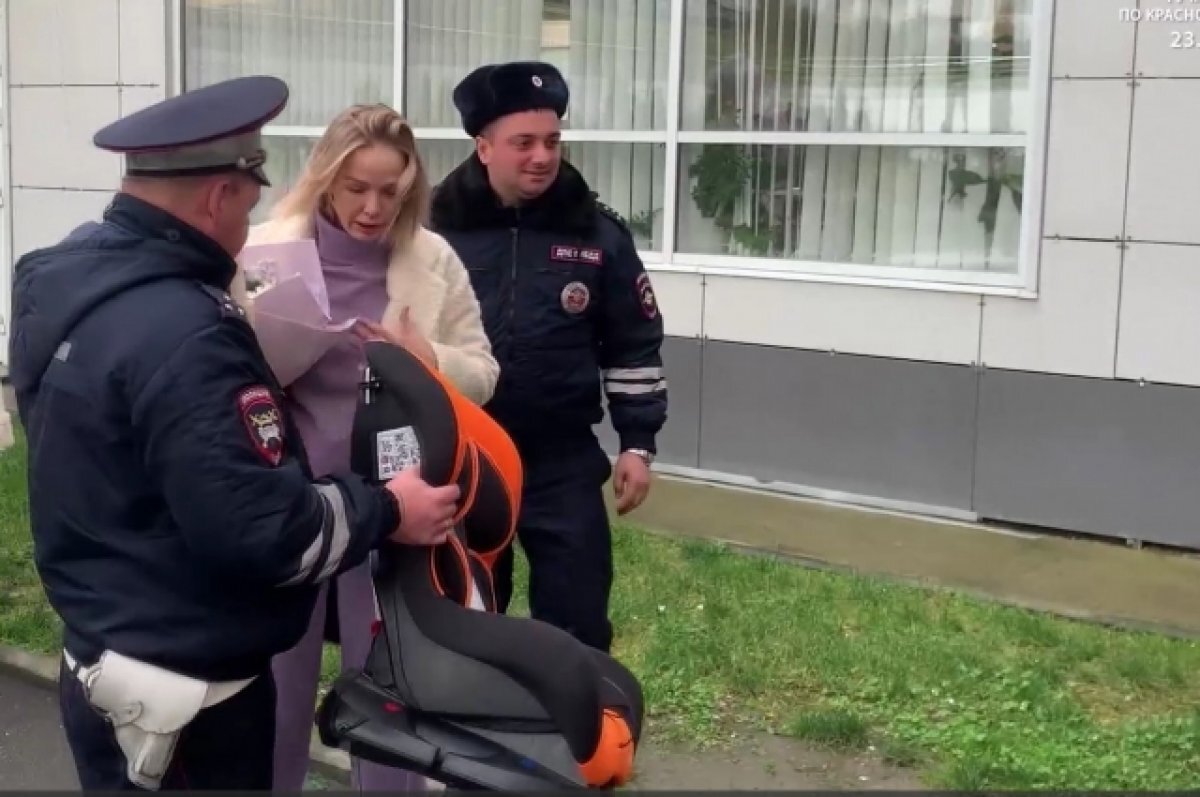    Инспекторы ДПС поздравили жительницу Сочи с выпиской из роддома