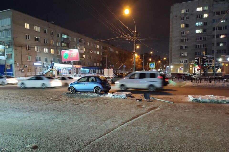     В Новосибирске на перекрестке Советской и Писарева сбили дорожный знак. Вадим АЛЕКСЕЕВ