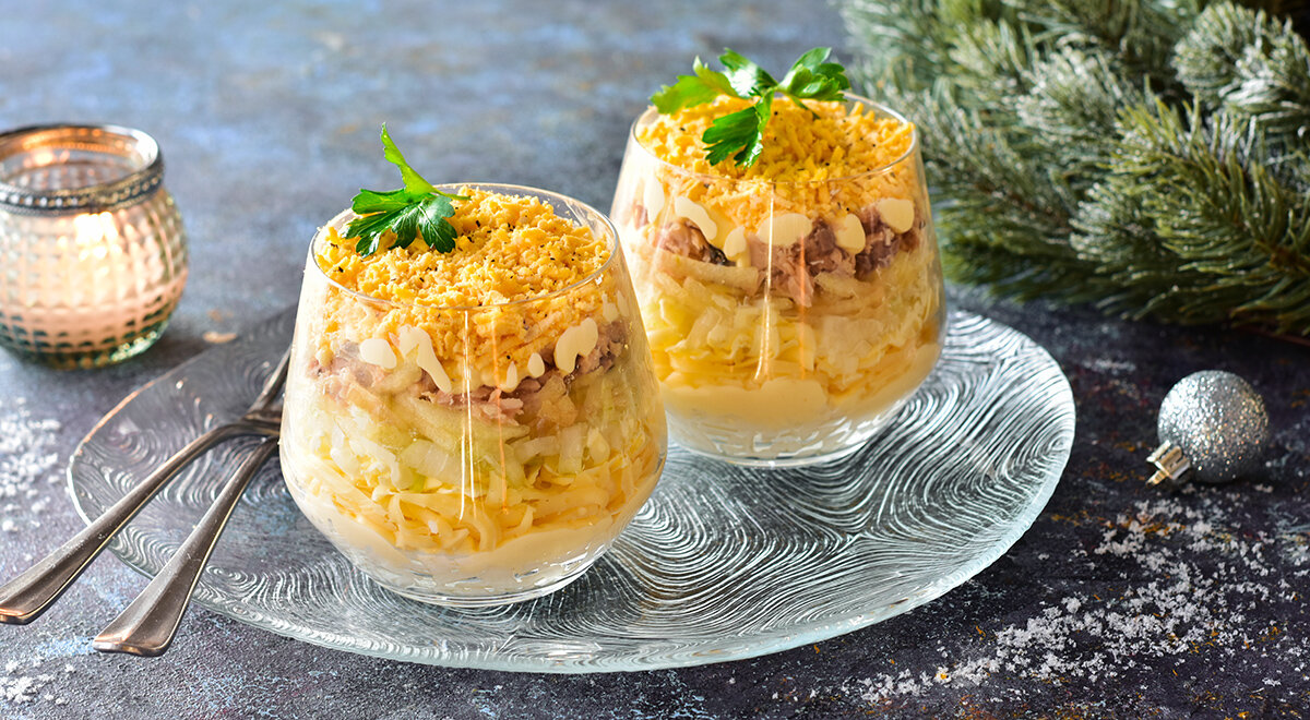 Салат мимоза королевская. Мимоза со сливочным сыром. Мимоза с горбушей. Праздничный салат мимоза. Салат мимоза калнина наталья.