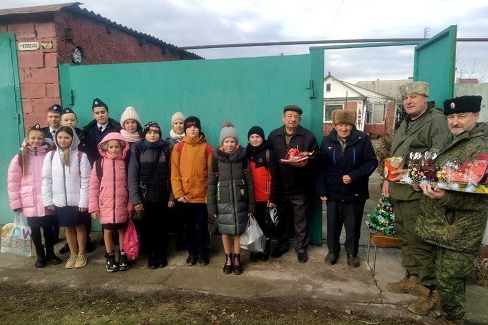     Кадеты школы имени Рокоссовского поздравили с новогодними праздниками ветеранов. Фото: АГ Луганска