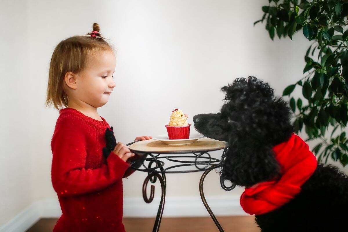 "Давай, ты первый откусишь?"