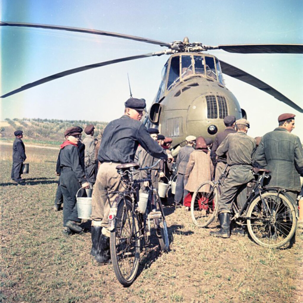 Ми-4 УССР, Черновицкая область, 1960 год. Фотография © Всеволод Сергеевич Тарасевич, из фондов Государственного бюджетного учреждения культуры и дополнительного образования города Москвы «Мультимедийный комплекс актуальных искусств»