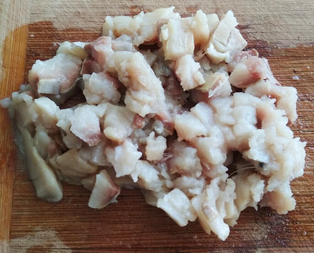 Филе сельди нарезать мелкими кусочками. Фото из архива автора