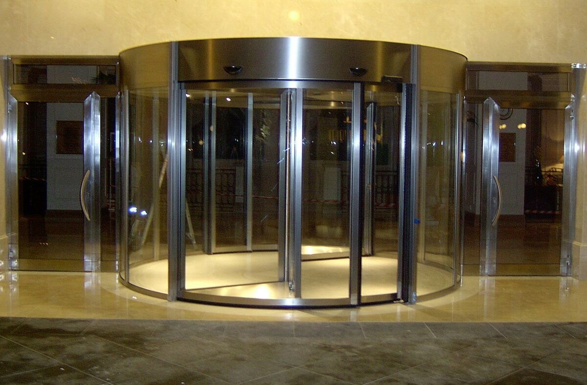 Так кошка застряла в двери. Источник фото: https://www.record16.ru/