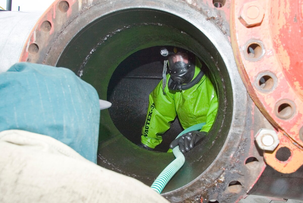 Оказавшись внутри труба, специалист приступает к визуальному осмотру