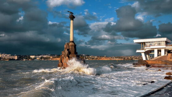    В Севастополе приостановили движение морского пассажирского транспорта из-за непогоды Ксения Пудовкина