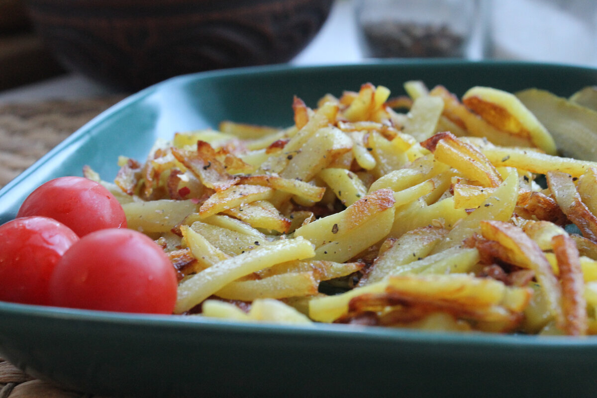 Жареный картофель вкусное какао летучая мышь белый. Салат с жареной картошкой. Жареная картошка с фаршем. Торт из жареной картошки. Картошка жареная ролтон.