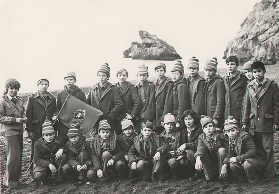 Голубой Бъюик у «скалы-лягушки».