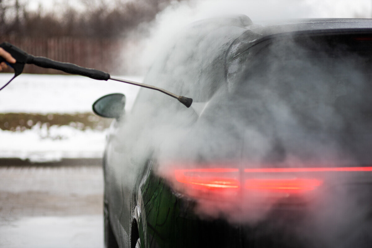 Зимняя мойка автомобиля. Мойка автомобиля зимой. Мороз авто. Моет машину. Можно мыть машину в морозы