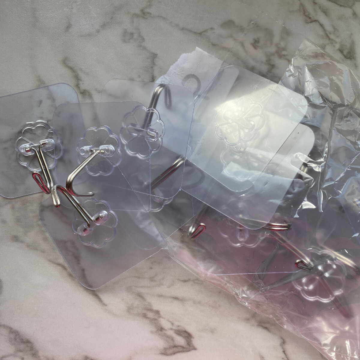 Они на липкой поверхности, приклеила к шкафу 