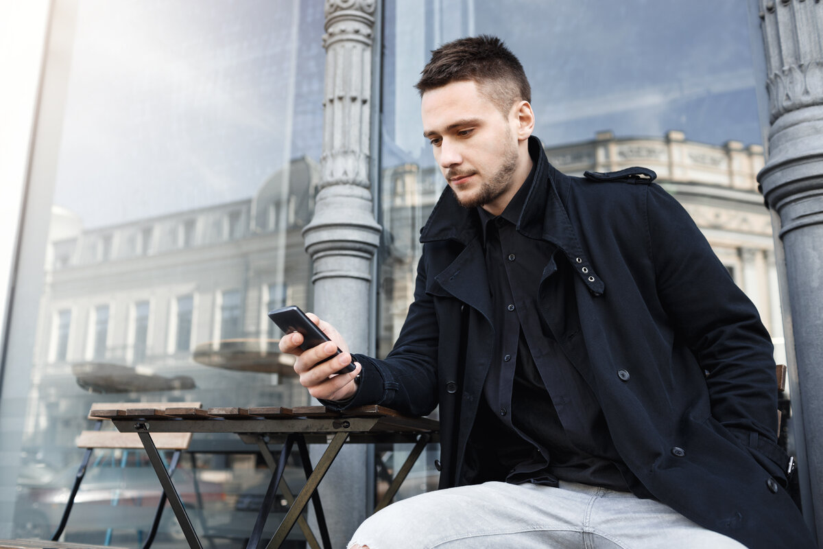 Грустный человек с телефоном. Грустный мужчина. Movie stylish guy. Мужик остается мужиком. Мужчина оставил телефон.
