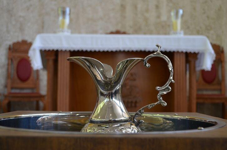 Сколько хранится освященная вода