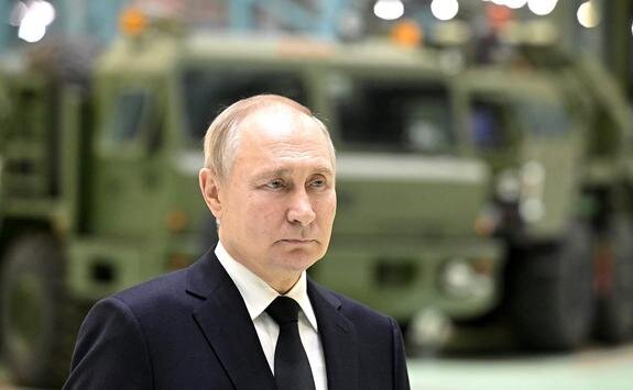    Владимир Путин во время посещения Обуховского завода. Фото с сайта Кремля.