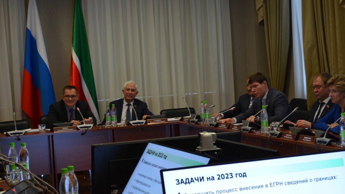     Татарстан нашел «волшебника», который решит все проблемы поселков, обуздает нерадивых глав районов и расскажет как жить дальше. О том, когда ждать перемен — в материале Inkazan.