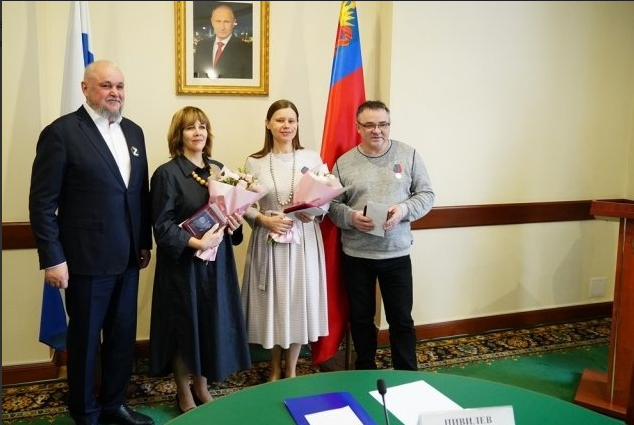 На церемонии награждения (Наталья Мурзина вторая справа).