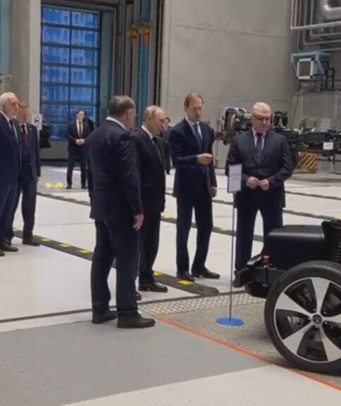 Презентация Владимиру Путину платформы и электромобиля E-Neva