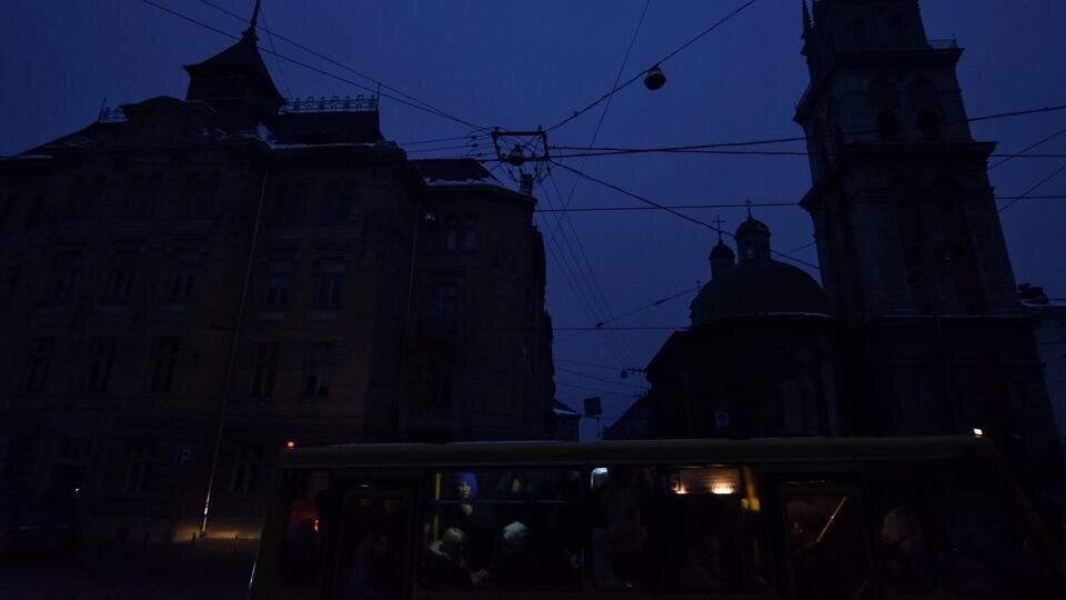     На Украине предложили выключать свет в домах по жалобам жителей REUTERS/Pavlo Palamarchuk