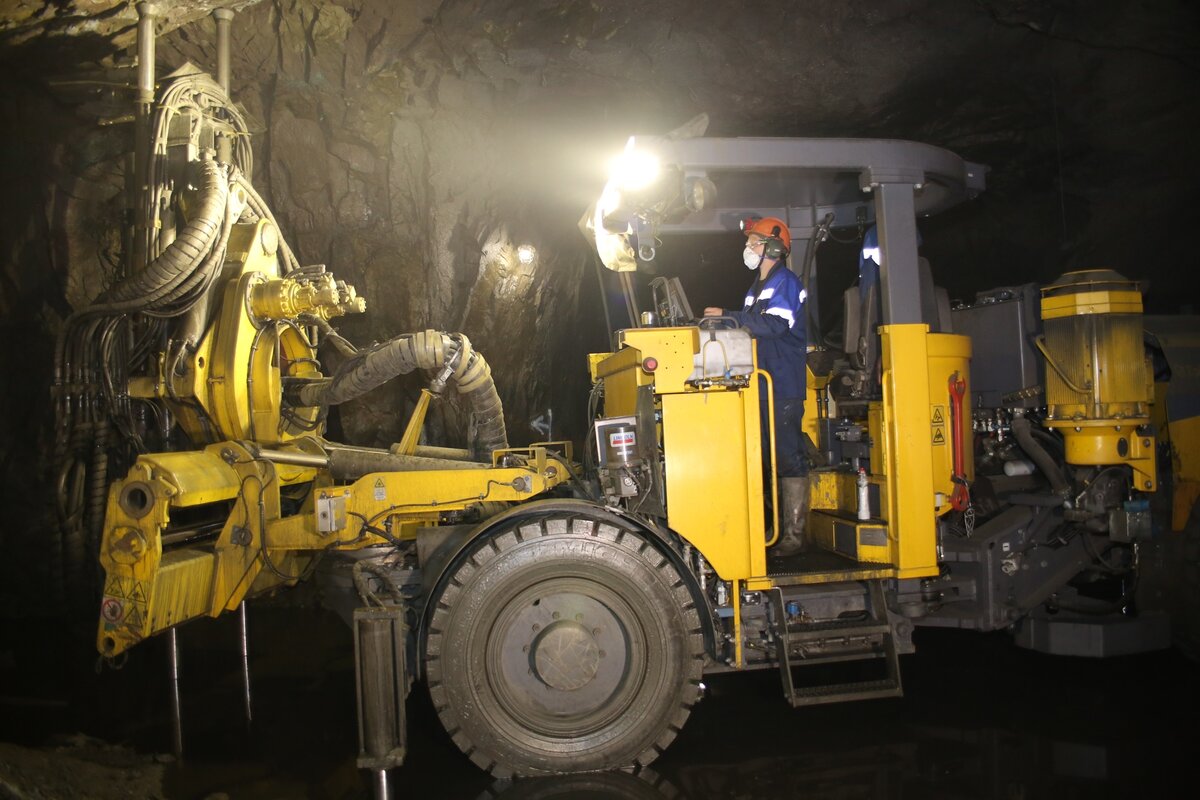 Машинист баровой установки. Помощник машиниста буровой установки. Бп-100 буровой станок. Машинист баровой установки. Нкр 100 буровой станок.