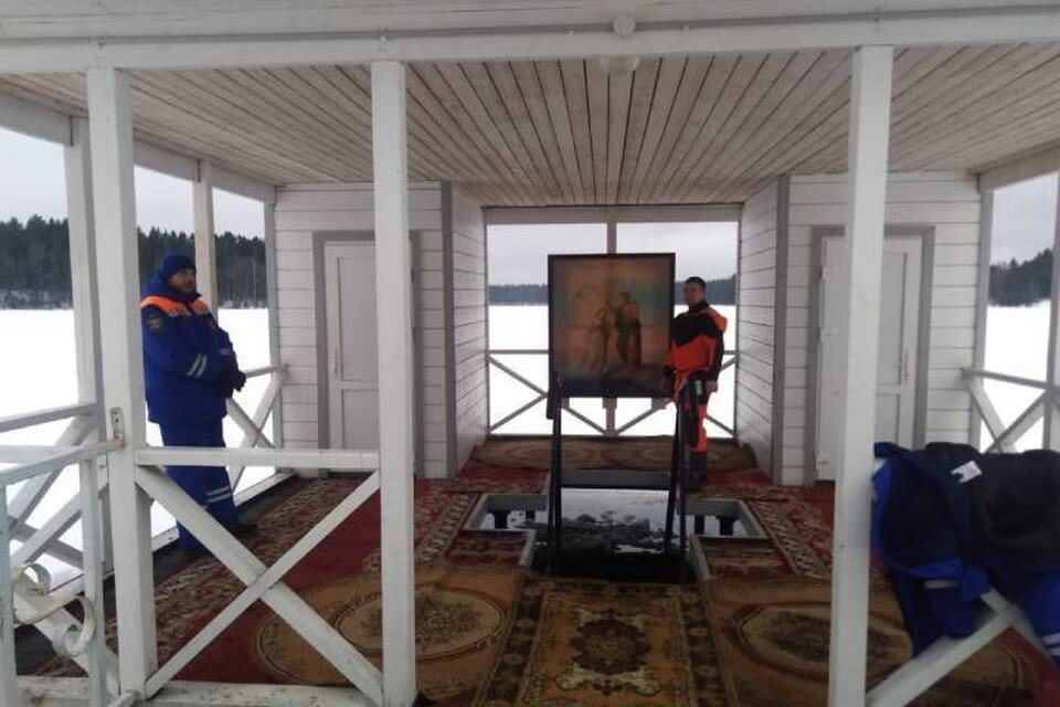     Более 3 тысяч человек искупались в купелях в Ленобласти в ночь на 19 января / Фото: Пресс-служба ЛО