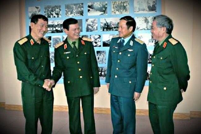 Фам Туан (крайний слева) на встрече с генералами Вьетнамских народных вооруженных сил в 2012 году. 