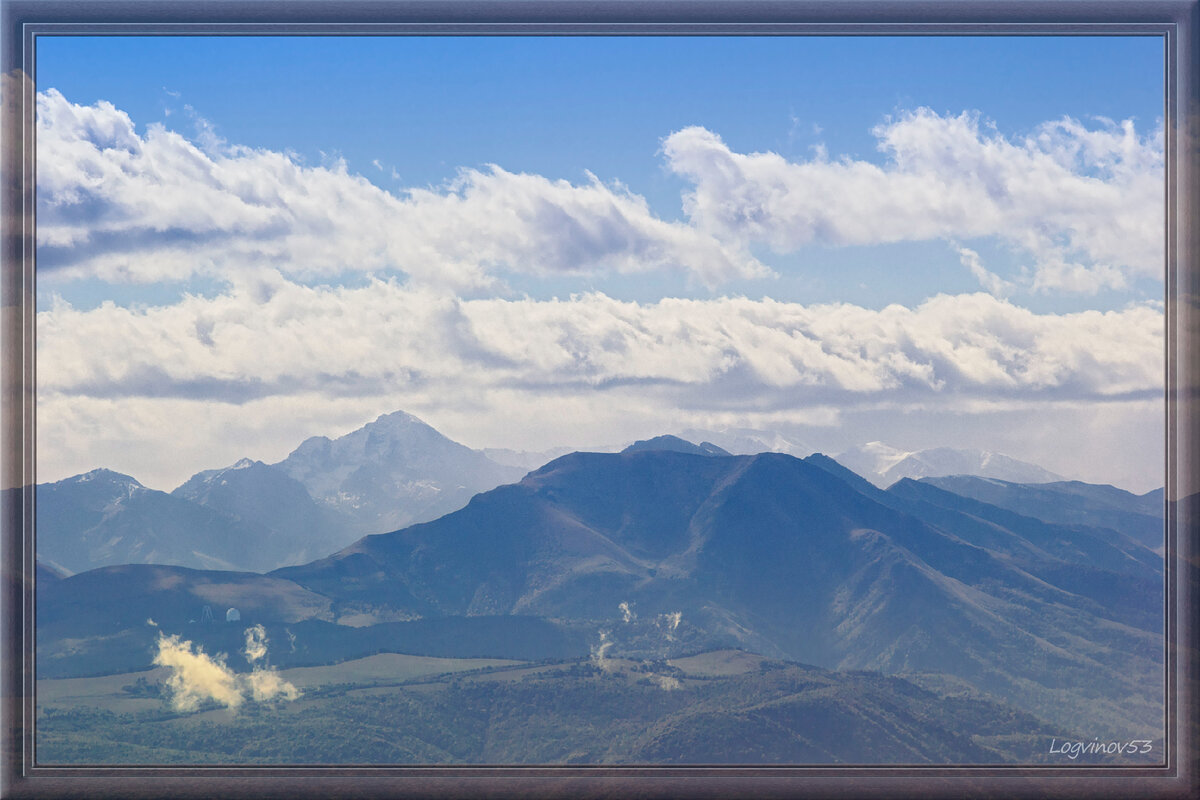 Горы в районе обсерватории САО РАН. Слева купол телескопа. 