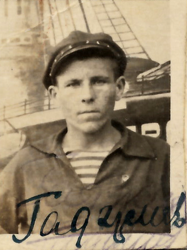 Фотография Магомеда Гаджиева из учетной карточки Военно-морского училища, 1925 год. Источник: статья Саида Муртазалиевича Гаджиева «Мальчик, мечтавший о море», газета «Дагестанская правда», №304-305, 20 октября 2017: https://dagpravda.ru/obshestvo/malchik-mechtavshij-o-more/